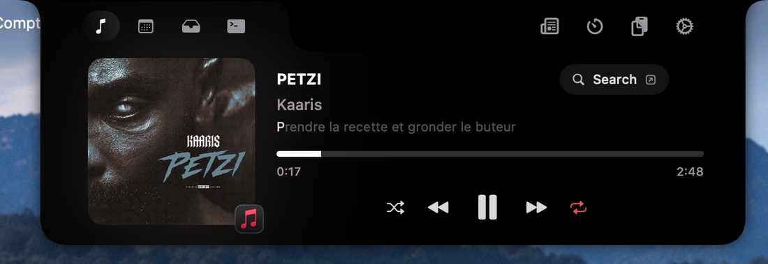 Le lecteur média de NotchIA dans l'encoche ouverte : pochette, titre, paroles synchronisées et contrôles.